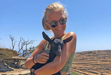 Κατσίκα στη φάρμα Λουμίδη με τα ζώα στη Σίφνο