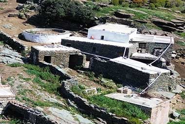 τα κτίσματα στη φάρμα Λουμίδη στη Σίφνο