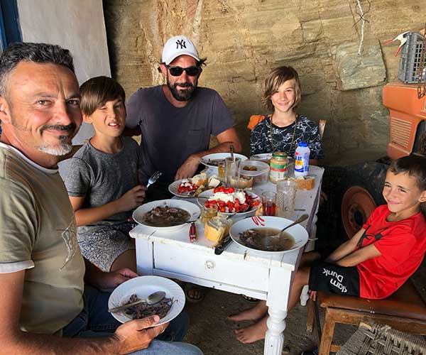 κέρασμα στη φάρμα με προϊόντα παραγωγής της φάρμας